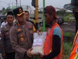 Kapolresta Banyuwangi Distribusikan Bansos Untuk Masyarakat Pinggiran