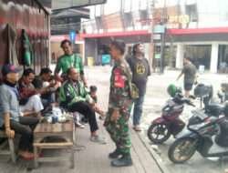 Tukang Ojek Online Jadi Sasaran Komsos Babinsa Keprabon di Wilayah Binaan