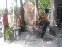 Kompak Banget, Babinsa dan Warga Gotong-royong Perbaiki Rumah Warga