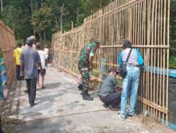 Peduli Lingkungan, Babinsa Bersama Gotong Royong Buat Pagar Bambu di Jembatan
