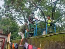 Babinsa Joyotakan Cek Parapet Penahan Luapan Air Bengawan Solo