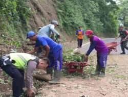 Kompak, Polisi Bersama TNI dan BPBD Tangani Longsor, Jalur Trenggalek-Ponorogo Kembali Normal