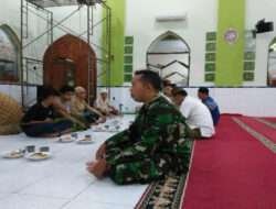 Kebersamaan Babinsa Jayengan Jelang Buka Puasa Bersama Warganya