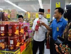 Jelang Lebaran 2023, Gus Muhdlor Sidak Aneka Mamin di Sejumlah Swalayan