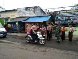 Mencari Berkah Bulan Ramadan, Koramil Bantaran Bagikan Takjil