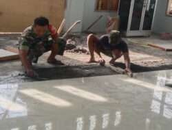 Bangkitkan Semangat Gotong Royong, Koramil 0805/ Pangkur Bersama Warga Karya Bakti Pasang Keramik di Masjid Nurul Iman