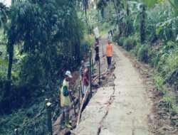 Cegah Abrasi Susulan, Babinsa Bantu Pembuatan Patok Darurat