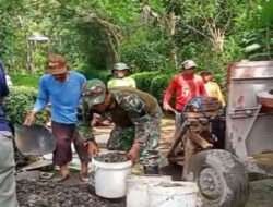 Babinsa Beji Bersama Warga Perbaiki Jalan Desa, Ini Tujuannya