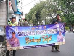 Bagi Takjil Ke Penguna Jalan, Kasat Lantas Polres Gresik Himbau Tertib Berkendara