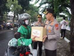 Bulan Ramadan Kapolres Gresik datangi Warga Bagikan Baksos