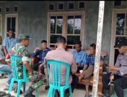 Hadiri Pertemuan Warga, Babinsa dan Babinkamtibmas Selipkan Pesan Kamtibmas