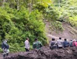 Polisi Bersama TNI Bersihkan Material Longsor di Bondowoso, Akses Menuju Sempol Kembali Lancar