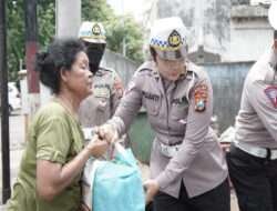 Ditlantas Polda Jatim Berbagi Berkah Ratusan Sembako Untuk Pemulung