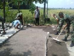Babinsa Kwadungan Membantu Warga Bergotong Royong Perbaikan Jalan Desa