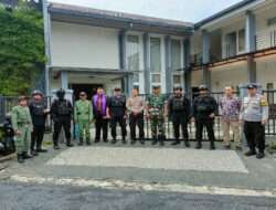 Sinergitas Polisi Bersama TNI Lakukan Pengamanan Jumat Agung Sejumlah Gereja di Kota Malang