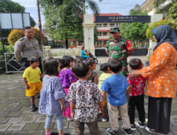 Inilah Bukti Nyata Kedekatan Babinsa Kratonan Dengan Murid Taman Kanak-Kanak