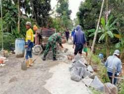 Bulan Ramadhan Babinsa Koramil 0805/10 Sine Sempatkan Bantu Pembuatan Talut jalan di Desa Binaan