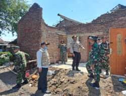 Pasca Angin Kencang di Besuki Probolinggo Polisi Bersama TNI Gelar Baksos