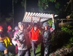 Gerak Cepat, Babinsa Kedunggalar Bersama Instansi Terkait Bantu Evakuasi Pohon Tumbang Akibat Hujan Deras dan Angin Kencang