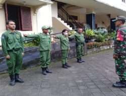 Melalui Latihan PBB, Babinsa Kelurahan Keprabon Tingkatkan Kedisiplinan Anggota Linmas