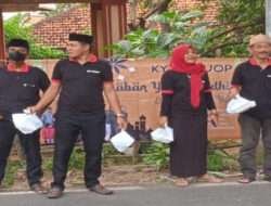 Komunitas KYT Group Bagi- Bagi Takjil Di Bulan Romadhan 1444 H