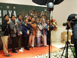 Menonton Film Buya HamkaMEMBACA HAMKA DI LAYAR FILM