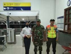 Patroli jaga Kondusifitas wilayah Babinsa Koramil 07 Gatak Pantau Arus Penumpang KRL Stasiun Gawok
