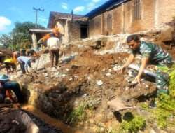 Koramil Jogorogo Bersama Warga Gotong – Royong Bersihkan Tanah Akibat Longsor