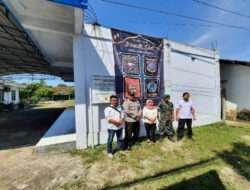 Jaga Kerukunan, Babinsa Karangjati Kawal Ikatan Perguruan Pencak Silat Pasang Banner Ucapan Hari Raya
