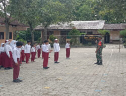 Tanamkan Disiplin Sejak Dini, Babinsa Kodim 0802/Ponorogo Latih Baris Berbaris Siswa di Wilayah Desa Binaan