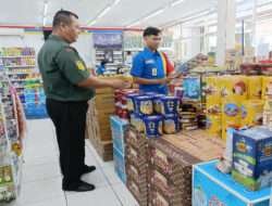 Jelang Lebaran, Babinsa Kelurahan Jajar Sambangi Indomaret Cek Ketersediaan Bahan Sembako