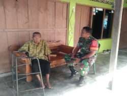 Akrab Berbincang-Bincang Bersama Warga Ini yang Dilakukan Serda Rohmadi