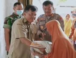 Tingkatkan Kesejahteraan, Babinsa Koramil 0801/10 Punung Dampingi Penyaluran Bantuan Beras