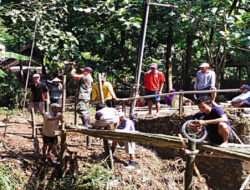 Perlancar Transportasi, Anggota Koramil Kedunggalar Bersama Warga Bangun Jembatan Darurat