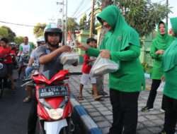 Peduli Sesama, Persit KCK Cabang XIX Kodim Ngawi Bagikan Takjil