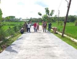 Babinsa dan Babinkamtibmas Bantu Tim Verifikasi Pembangunan Jalan