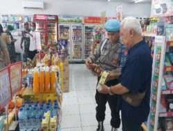 Polisi Cek Makanan dan Minuman yang Kadaluarsa di Minimarket