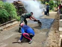 Gotong Royong, Babinsa Kodim 0802/Ponorogo Aspal Jalan Bersama Warga