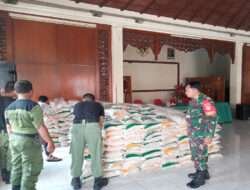 Yakinkan Tepat Sasaran, Babinsa Sudiroprajan Kawal Pendistribusian 382 Karung Beras Kepada Warga