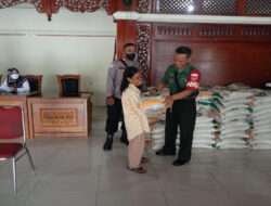 Duet Babinsa Kepatihan Wetan Bersama Bhabinkamtibmas Dalam Pendistribusian Bantuan Beras di Wilayah Binaan