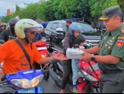 Jelang Buka Puasa, Dandim Wonogiri Pimpin Langsung Pembagian Takjil