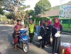 Bulan Penuh Berkah, Babinsa Koramil 0801/02 Kebonagung Berbagi Takjil Bersama Masyarakat