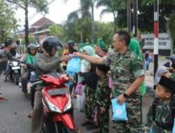 Kodim 0802/Ponorogo Bagikan Takjil Buka Puasa Kepada Warga
