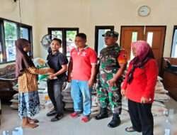 Pastikan Berjalan Aman Dan Lancar,Babinsa Dampingi Pembagian Beras Kepada Warga Dari PT. Pos Indonesia