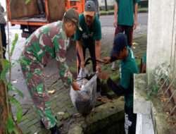 Sabtu Bersih, Babinsa Nusukan Bersama Bhabinkamtibmas Dan Linmas Laksanakan Kerja Bakti