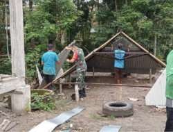 Kerja Bakti Perbaikan Pos Kamling, Upaya Babinsa Kodim 0802/Ponorogo Tingkatkan Keamanan di Wilayah Desa Binaan