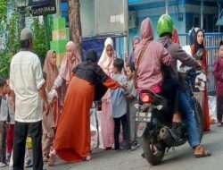 Momentum Ramadhan, TK Aisyiyah Bustanul Athfal I Plampitan Ikut Bagi Bagi Takjil