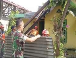 Manunggal dengan Rakyat, Babinsa Koramil 0805/01 Ngawi Bantu Rehap Rumah Warga