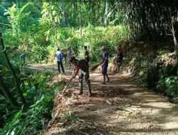 Peduli Lingkungan, Babinsa Kodim 0802/Ponorogo Kerja Bakti Bersihkan Jalan Bersama Warga