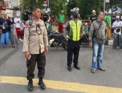 Jelang Berbuka Puasa Komunitas Bonek bagi-bagi Takjil